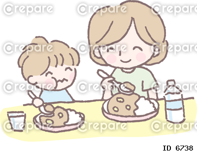カレーを食べるお母さんと子ども
